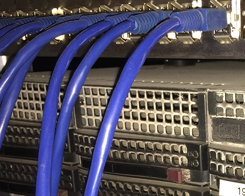 Staub und Baustaub an Netzwerkkabel, LWL, Ports, Dosen