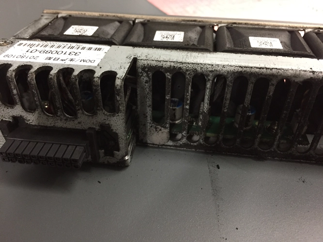 Verstaubte Kühlkörper, Lüfterräder und Netzteile reinigen.