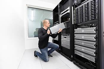 IT-Wartung, Datacenter Instandhaltung, Dienstleistungen, Support und Serverraum und Racks Reinigung. 