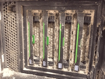 Entscheidungsfindung für die Wartung: Hier ein stark verstaubter Server nach Bauarbeiten.