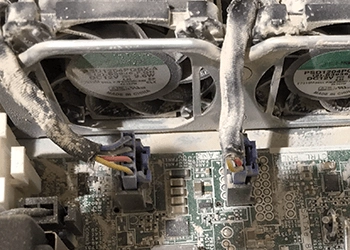 Ein Server, der mit Baustaub verunreingt wurde. Hier hilft lediglich ein leitfähiger ESD Suger mit HEPA. Ein Server, der mit Baustaub verunreingt wurde. Hier hilft lediglich ein leitfähiger ESD Suger mit HEPA.