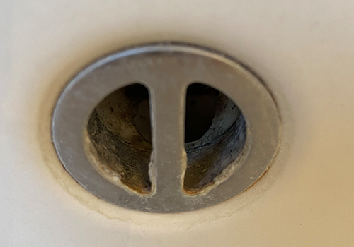 Kalk entfernen vom Abfluss im Waschbecken