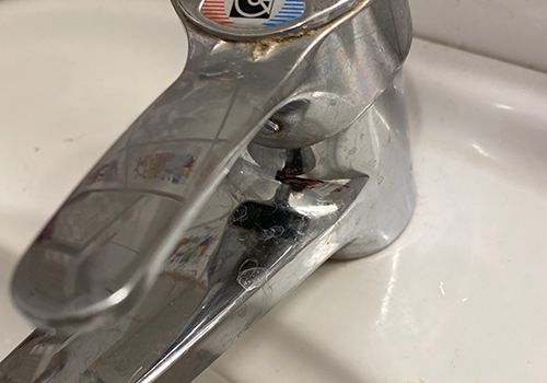Kalk entfernen vom Wasserhahn im Badezimmer
