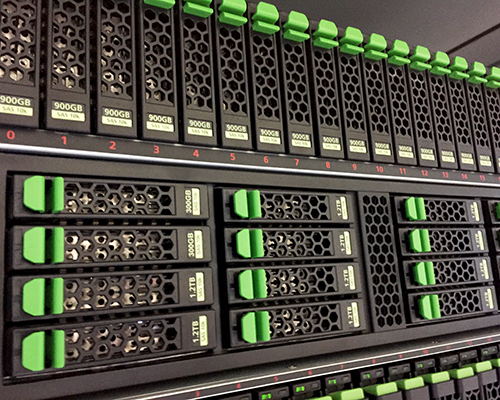 Rechenzentren ausgestattet mit zentrale Serveranlagen für digitale Lösungen im Betrieb. Partner für Rechnersysteme für Rechenvorgänge im Gebäudekomplex und Unternehmen.