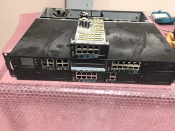 Risiko und Gefahr Staub: Baustaub an Daten-, Netzwerkkabel, LWL sowie RJ45 Kabelenden, Ports, Dosen, Buchsen und Bodentanks kann zu Performance-, Leistungsverlusten, Störungen, Unterbrechungen, Brand und Ausfällen im Netzwerk führen.