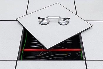 Ein Sandkasten Sandkiste bringt Kinderaugen zum Strahlen, hat aber im Doppelboden nichts zu suchen.