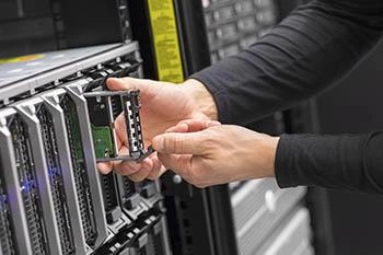 Storage Reinigung: Festplatten sind extrem empfindlich. In der Luft im Head-Disk-Assembly (HDA) darf keinerlei Staub vorhanden sein; bereits mikroskopisch kleine Partikel können Head-Crashes verursachen. Feiner Staub im Gehäuse erhöht das Risiko, dass beim Temperaturschwanken Partikel eingezogen werden beeinflusst die Kühlung der Laufwerke kann die Elektronik auf der Unterseite (Controller-PCB) schädigen. Storage Reinigung: Festplatten sind extrem empfindlich. In der Luft im Head-Disk-Assembly (HDA) darf keinerlei Staub vorhanden sein; bereits mikroskopisch kleine Partikel können Head-Crashes verursachen. Feiner Staub im Gehäuse erhöht das Risiko, dass beim Temperaturschwanken Partikel eingezogen werden beeinflusst die Kühlung der Laufwerke kann die Elektronik auf der Unterseite (Controller-PCB) schädigen.