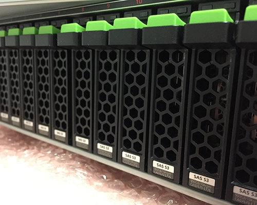 Storages Reinigung, Datenspeicher pflegen. Staubpartikel verschlechtern Steckverbindungen. Backplanes, SAS-/SATA-Stecker, PCIe-Karten usw. reagieren empfindlich auf Staubablagerungen. Die Folgen: Unterbrechungen im Datenverkehr Wackelkontakte Fehlersuche wird extrem schwierig („intermittierende Fehler“). Storages Reinigung, Datenspeicher pflegen. Staubpartikel verschlechtern Steckverbindungen. Backplanes, SAS-/SATA-Stecker, PCIe-Karten usw. reagieren empfindlich auf Staubablagerungen. Die Folgen: Unterbrechungen im Datenverkehr Wackelkontakte Fehlersuche wird extrem schwierig („intermittierende Fehler“).