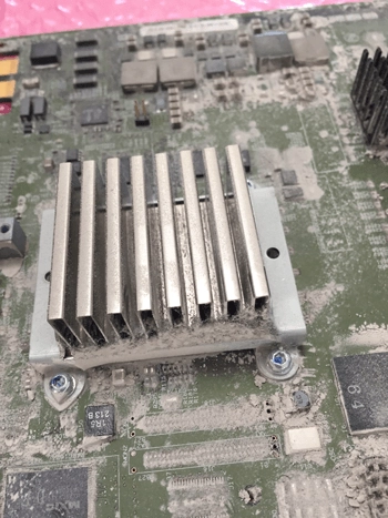 Wartung ist eine Maßnahme zur Verzögerung des Abbaus des vorhandenen Abnutzungsvorrates. Baustaub auf einer Baugruppe.